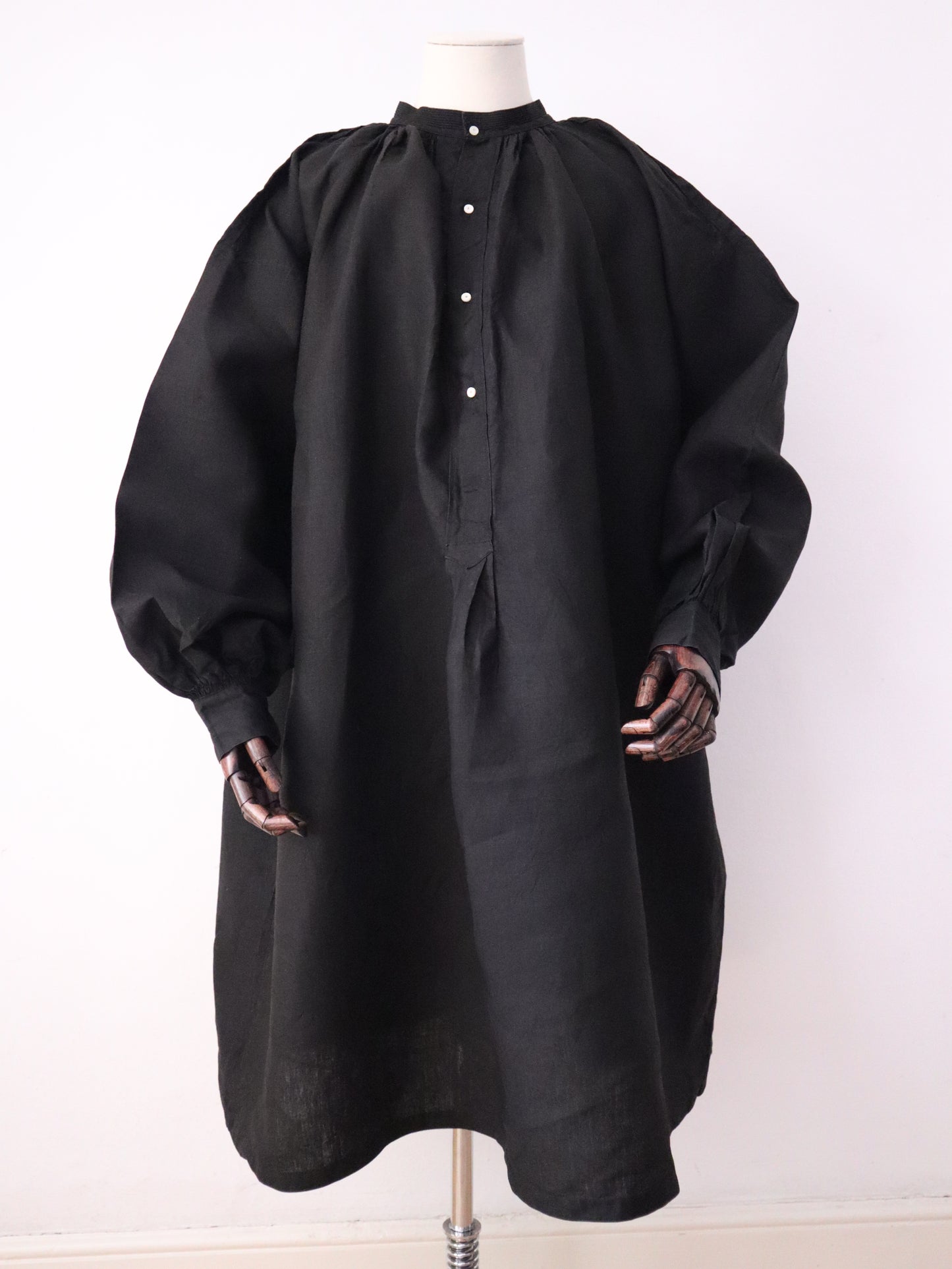 Antique French Biaude Smock c.1900s – Deep Indigo Linen – Mother-of-Pearl & Black Glass Buttons – Pleated Neckline & Rib Stitch Detail