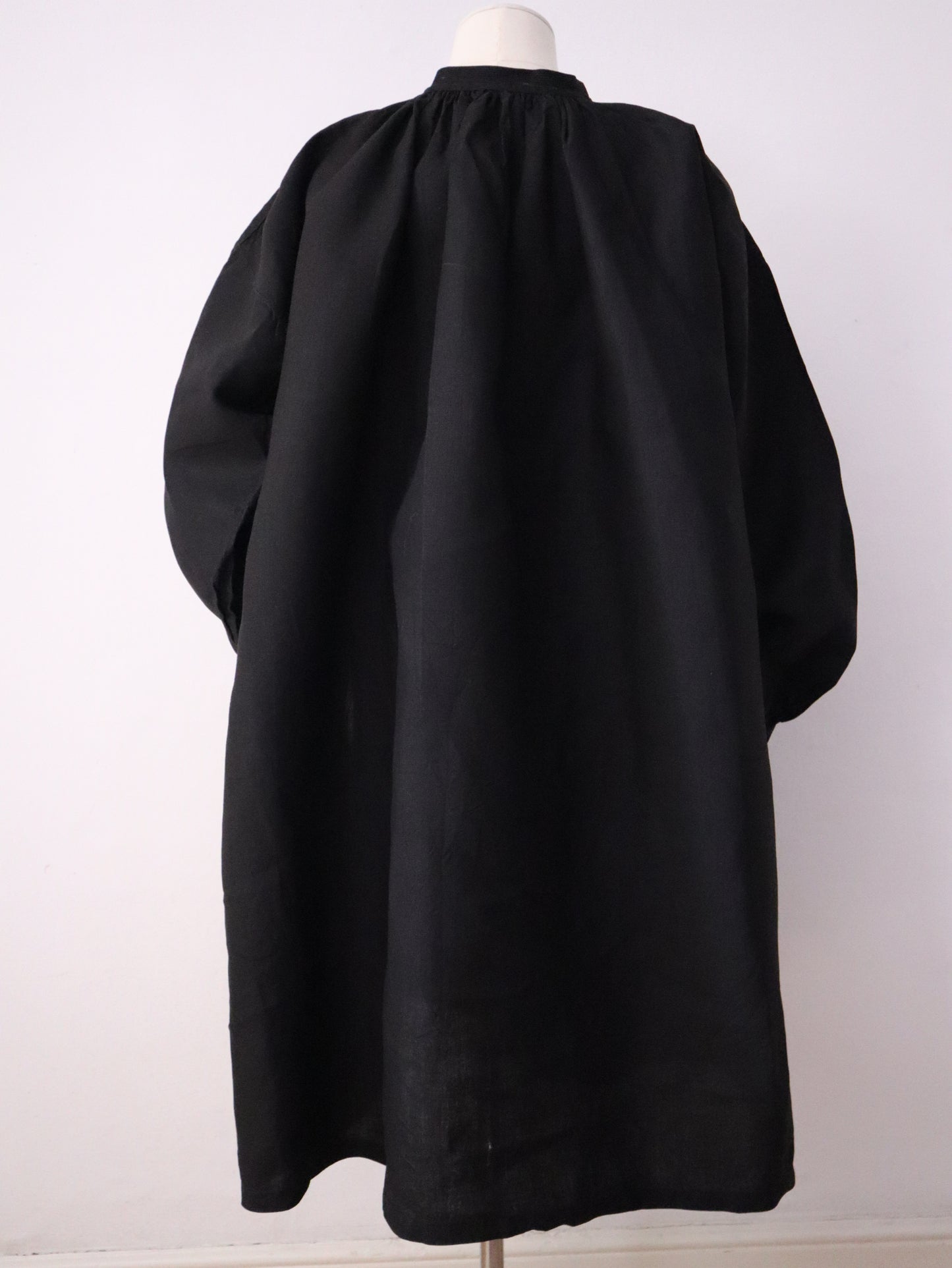 Antique French Biaude Smock c.1900s – Deep Indigo Linen – Mother-of-Pearl & Black Glass Buttons – Pleated Neckline & Rib Stitch Detail