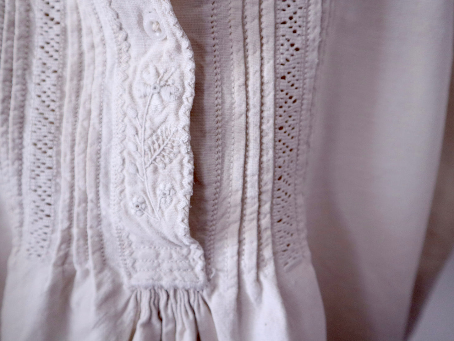 1930s–1940s Transylvanian Folk Shirt – Handwoven Linen with Whitework Embroidery