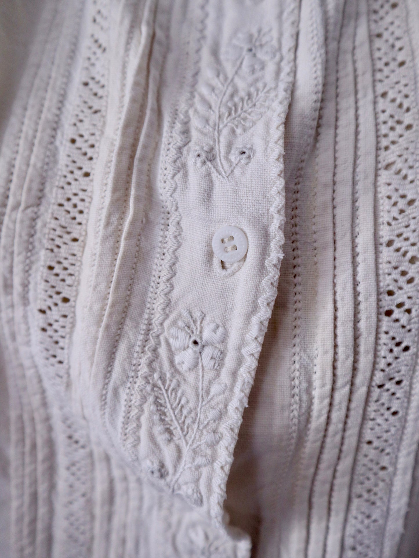 1930s–1940s Transylvanian Folk Shirt – Handwoven Linen with Whitework Embroidery