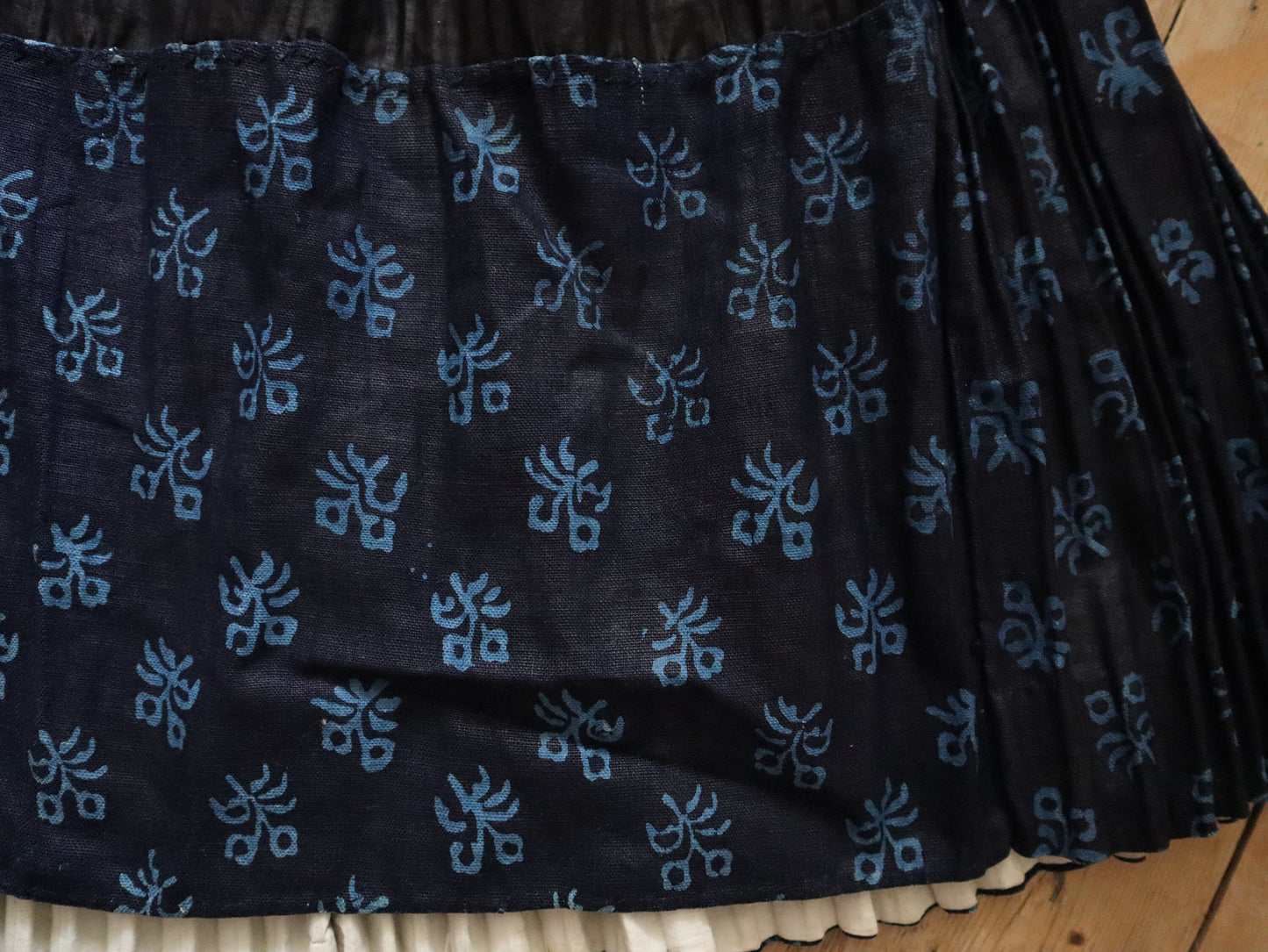 1930s Slovakian Indigo Linen Block Print Folk Skirt Traditionnel Costume Eastern European
