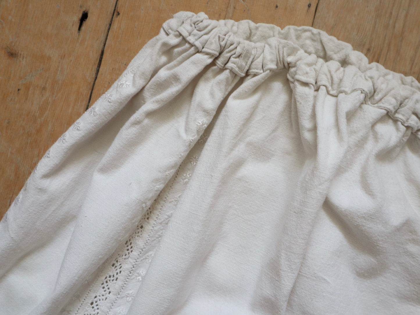 C.1940s Transylvanian White Linen Woven Embroidered Folk Trousers Pants Cropped Wide