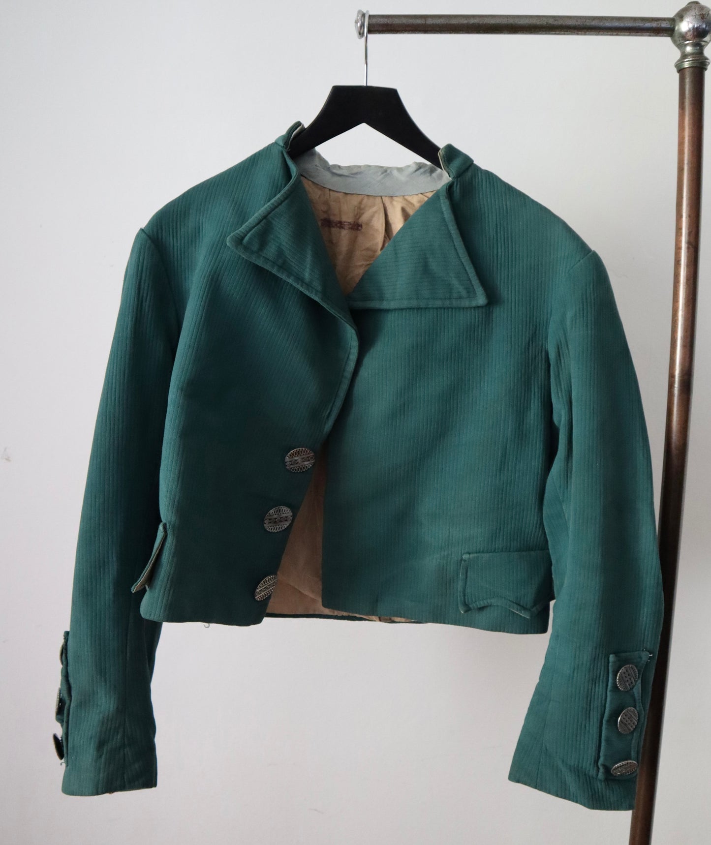 1920s French Green Cotton Ribbed Short Jacket Silver Métal Buttons Open Front Theatre Opera Costume