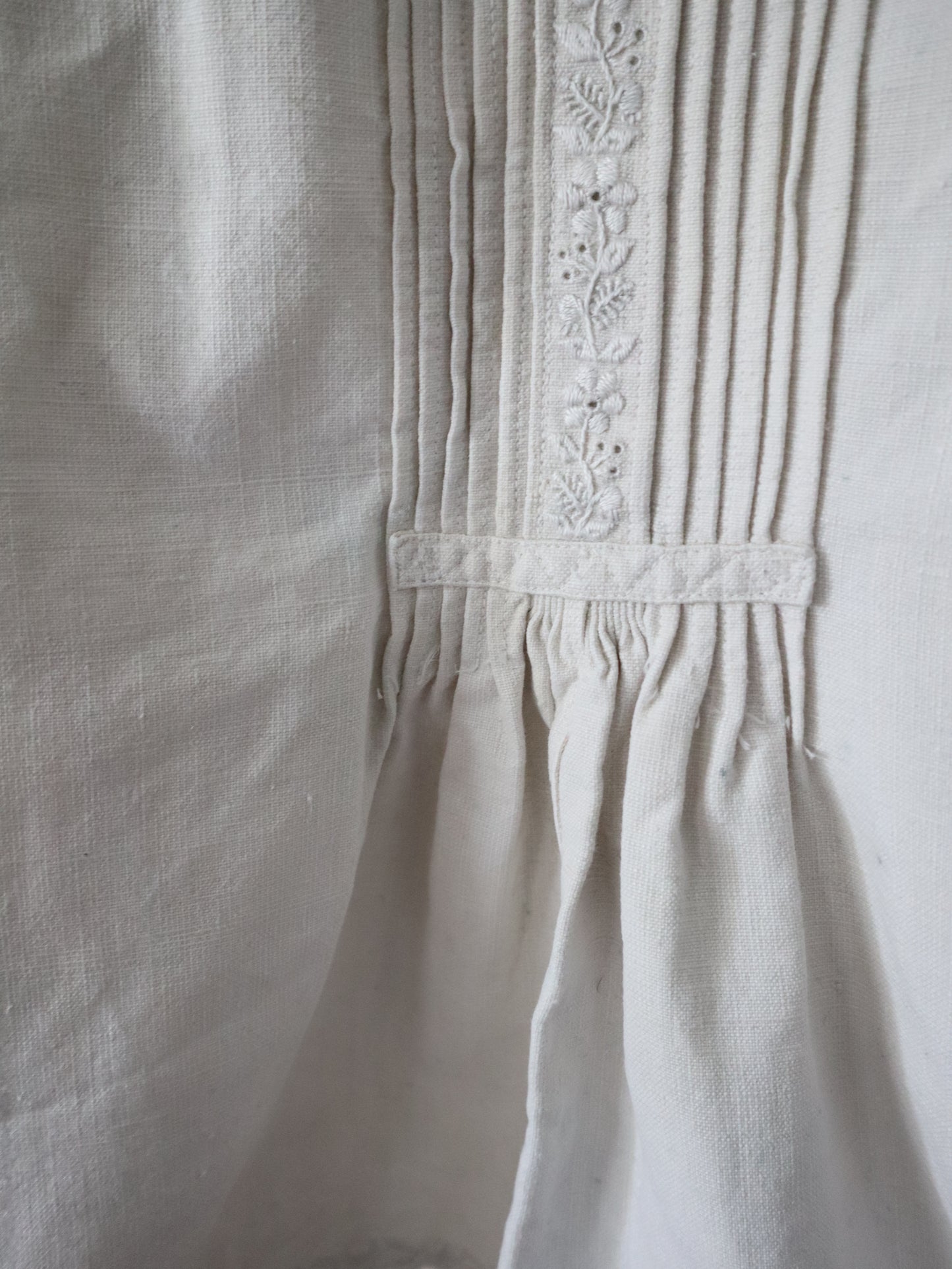 1930s Transylvanian homespun linen folk blouse blue embroidery cutwork floral details blue glass buttons menswear