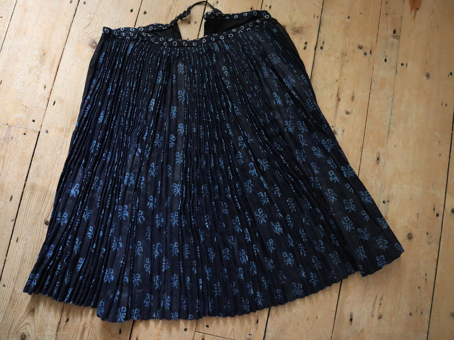 1930s Slovakian Indigo Linen Block Print Folk Skirt Traditionnel Costume Eastern European