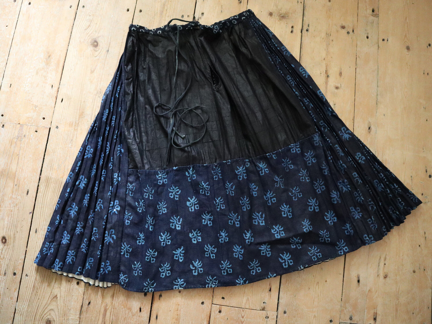 1930s Slovakian Indigo Linen Block Print Folk Skirt Traditionnel Costume Eastern European